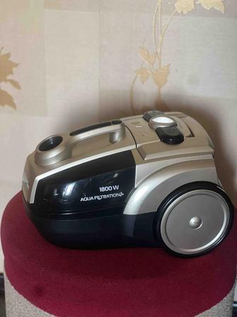 Продаю пылесос Vitek VT-8100