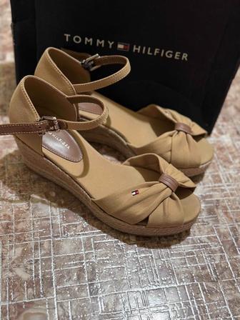 Обувь от бренда Tommy Hilfiger покупала от закупщиков