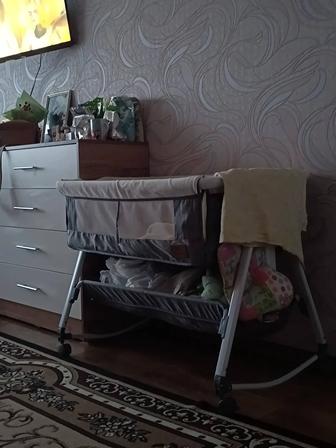 Продам приставную кроватку -манеж