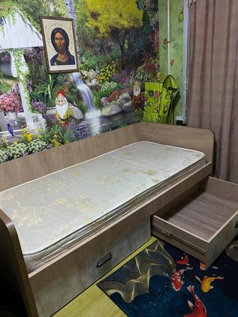 Продам кровать полуторку