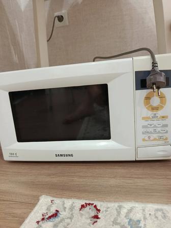 Продам микроволновку Samsung в отличном состоянии.