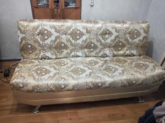 Продаю диван с двумя креслами