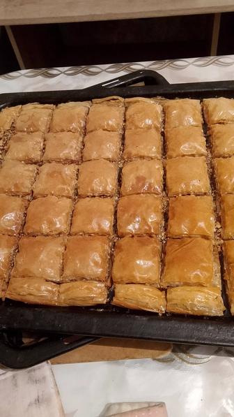 Турецкая пахлава с грецкими орехами,с тестом фило и в медовом сиропе