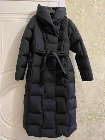 Пуховик новый, черного цвета, капюшон цельный, пояс. Пух 90%, перо 10%.