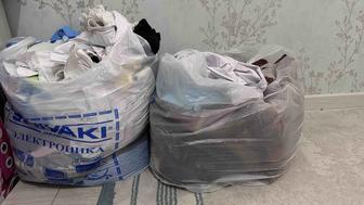 Екі пакет киім, сумка және тағы басқа заттар көйлек