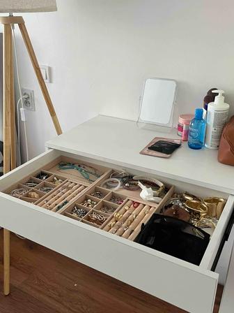 Навесной столик туалетный