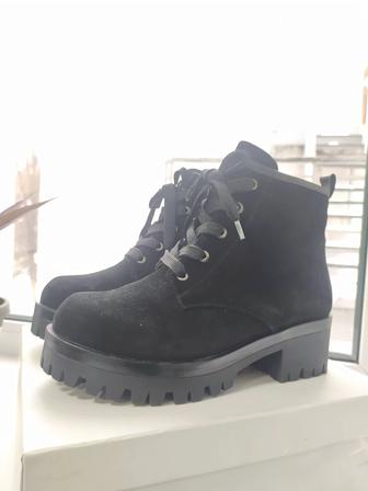 Женские зимние замшевые ботинки (40 размер) на шерсти