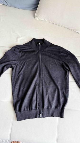 Кофта на замке от Hugo Boss из шерсти очень теплая
