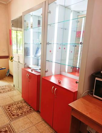 Витрина стеклянная зеркальная с тумбой и подсветкой