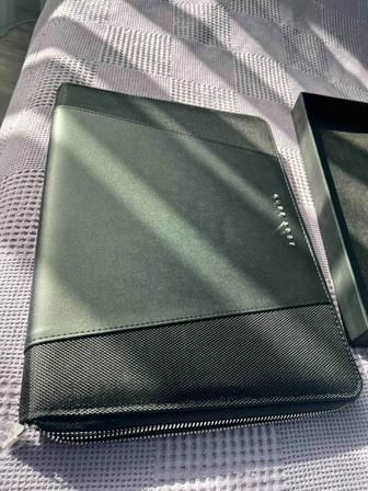 Продам кожанку папку Hugo boss