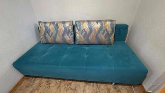 Продам диван двухспальный с полками