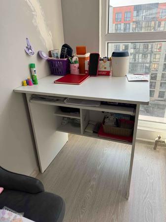 Продам белый компьютерный стол, б/у