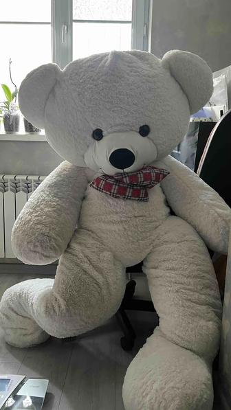 Большой плюшевый медведь
