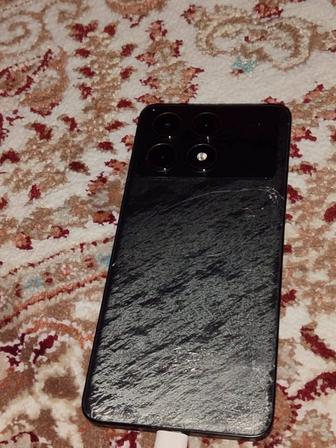 Поко ф6 про черный глянцовы цвет в хорошем состояние комплектация и 4 чехла