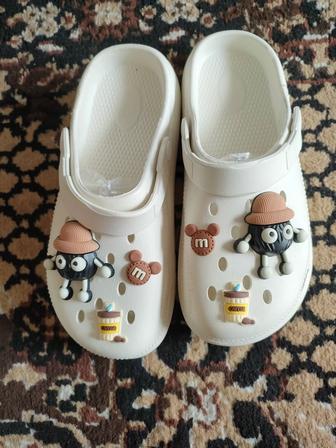 Отличные,эластичные кроксы с аксессуарами