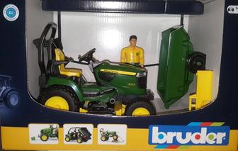 Bruder Трактор John Deere с прицепом и фигуркой