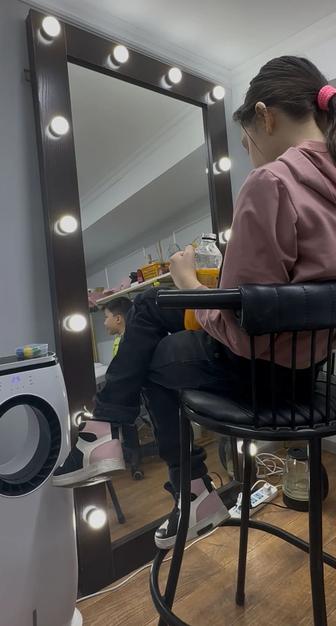Визажное зеркало с лампочками