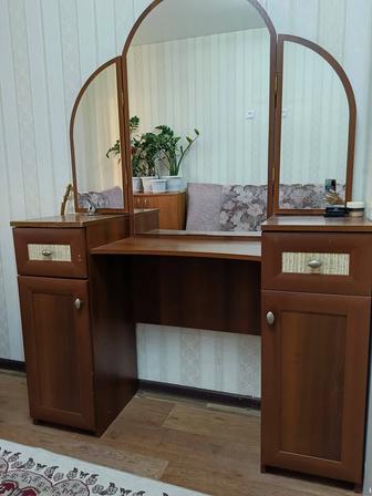 Продам туалетный столик