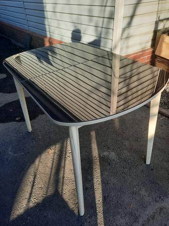 Продам стеклянный стол