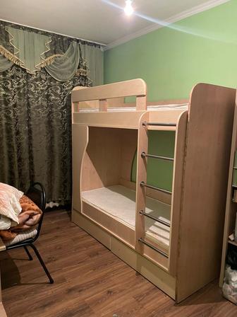 Двухъярусная кровать с матрасом