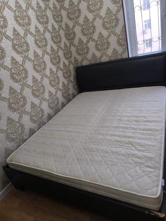 Двухспальный төсек матраспен, 2 тумбо, айна, орындық
