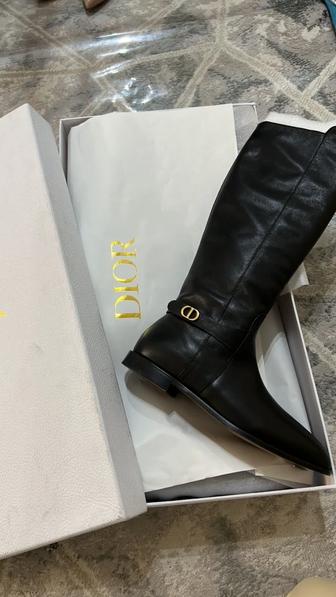 Продам кожаные сапоги осенние Dior б/у