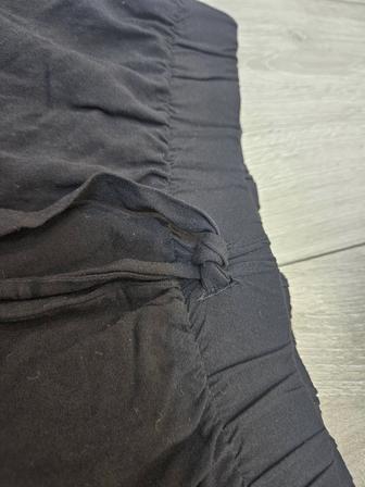 Черные брюки с завязками на резинке, свободного кроя.