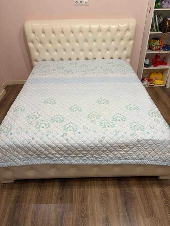 Продается двухспальная кровать с матрасом.