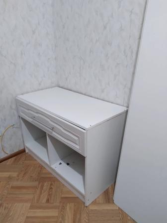 Продам тумбу ,две полки,две дверцы с зеркалами