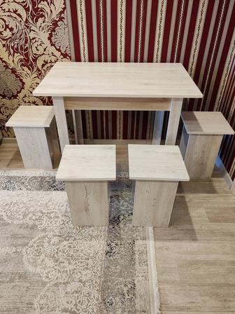 Продам стол кухонный и табуретки 4 шт новый
