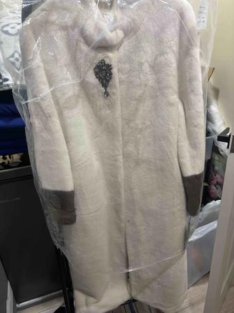 Продам шубу альпака новая 50 размер белая