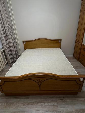 Двуспальная кровать из дерева