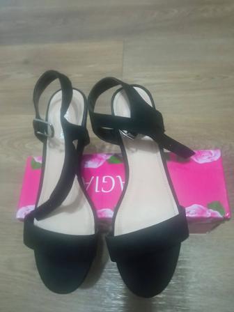 Продам босоножки
