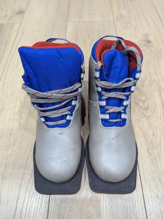 Продаю лыжные ботинки детские
