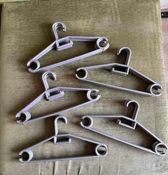 Вешалки пластиковые серые