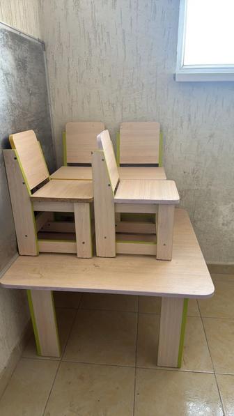 Детский стол и стулья