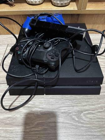 Продам ps4 срочно с джойстиками и игрой