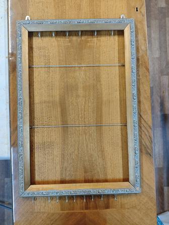 Рамка винтажная с крючками для украшений и металлическими тросами