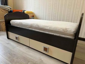 Детская кровать с матрасом и выдвижными ящиками