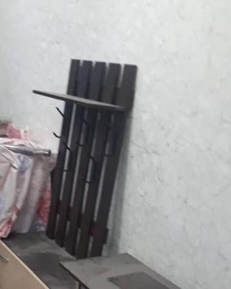 Повешать вешалку на стену в прихожей