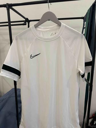 Две футболки Nike