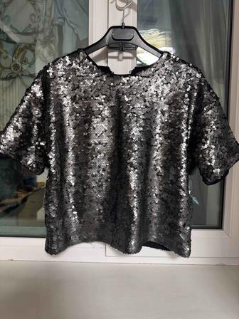 топ HM Divided полностью расшитый серебристыми пайетками.