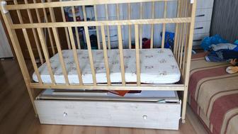 Продам б/у детскую кроватку
