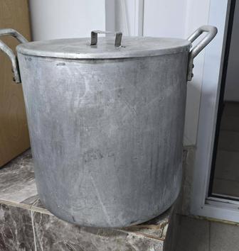 Большая алюминиевая кастрюля с крышкой.