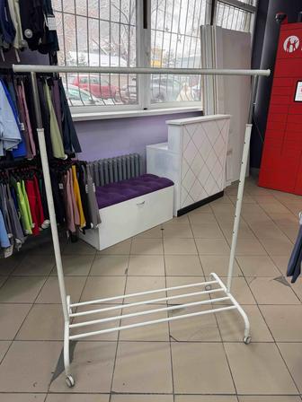 Продам вешалку (рейл)