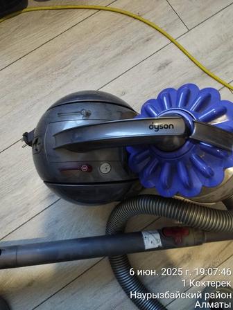 Пылесос Dyson.