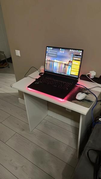 Столик компьютерный, компактный.