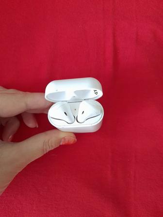 Срочно.Белые наушники Air Pods 2 в чехле.Работают.Нужна чистка