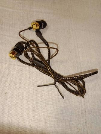 Продам наушники проводные.