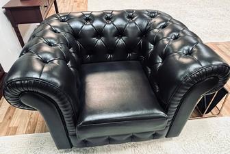 Кресло кожаное, стеганое, в английском клубном стиле.